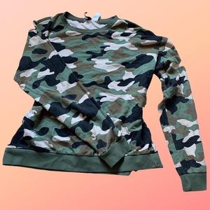 H&M Divided Camo Crew Neck Long Sleeve Top 🖤💚